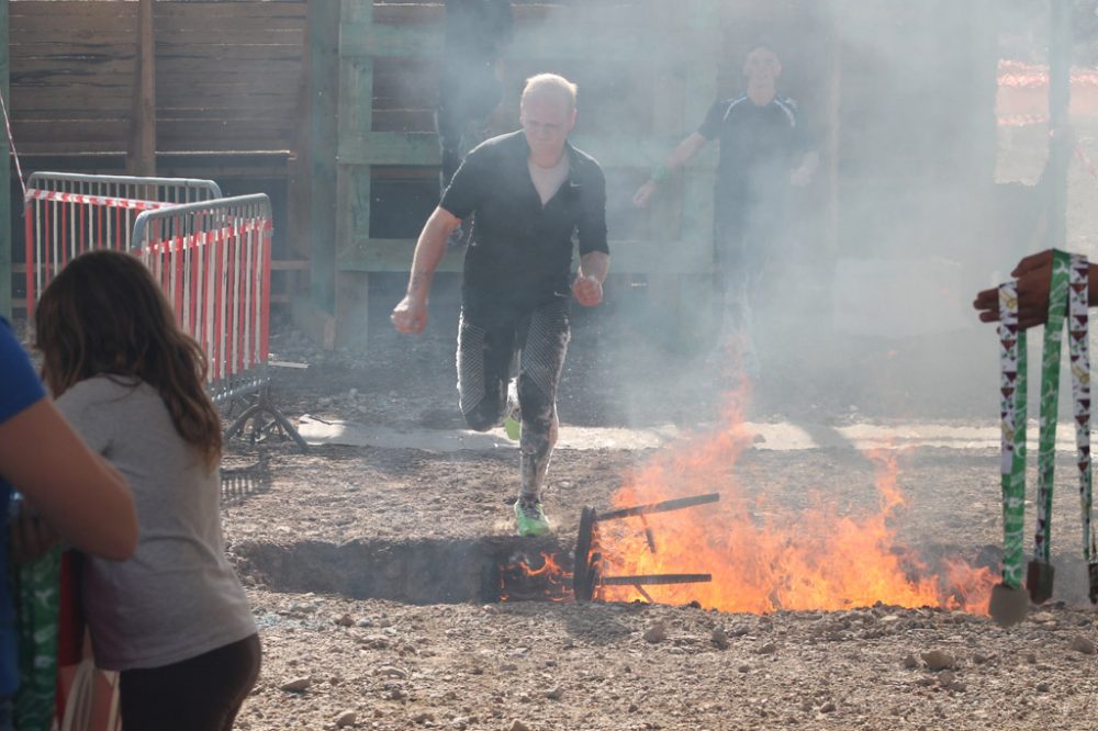 Dragorun 2018 - Letzter Sprung übers Feuer vor dem Ziel (Bild: Robin Emonts/BRF)