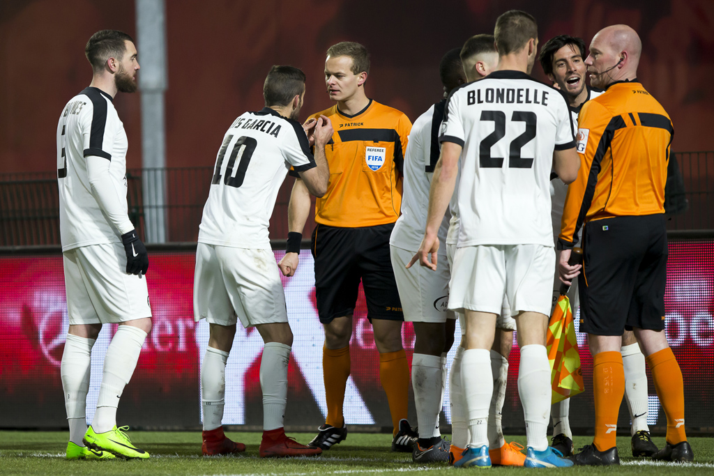 Diskussion mit Schiedsrichter Bart Vertenten nach einem fragwürdigen Elfmeter in der Partie zwischen dem FC Antwerp und der AS Eupen am vorletzten Spieltag (3. März, Bild: Kristof Van Accom/Belga)