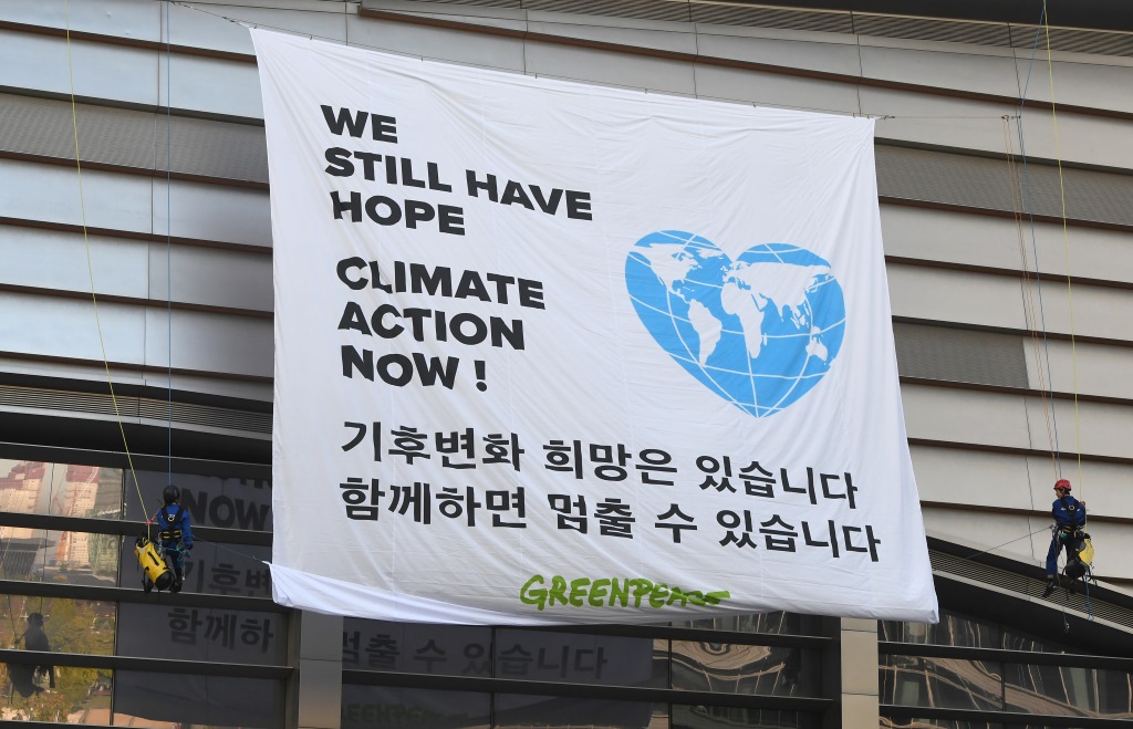 Greenpeace-Banner bei der Pressekonferenz des Weltklimarates in Incheon, Südkorea