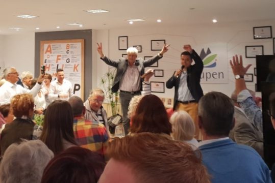 Joki Ortmann lässt sich feiern (Bild: Lena Orban/BRF)