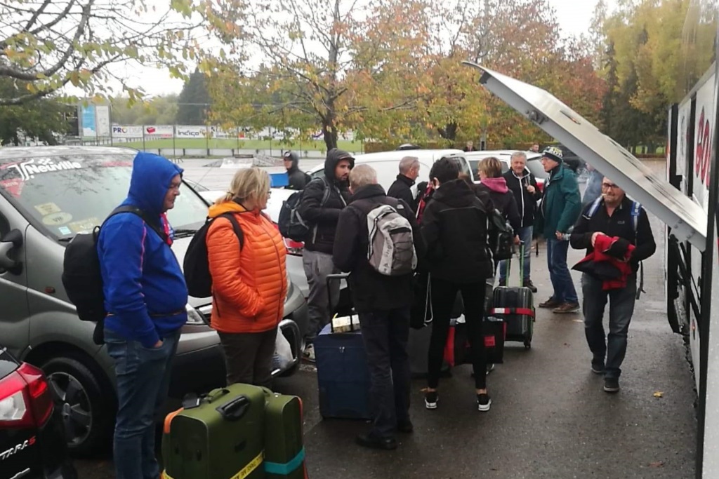 Neuville-Fans bei der Ankunft in St. Vith - für viele geht es direkt zur Arbeit (Bild: Didier Löfgen)