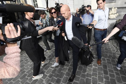 Sven Mary, Verteidiger von Karim Mejjati, am 16. Oktober vor dem Justizpalast von Tongeren (Bild: Jasper Jacobs/Belga