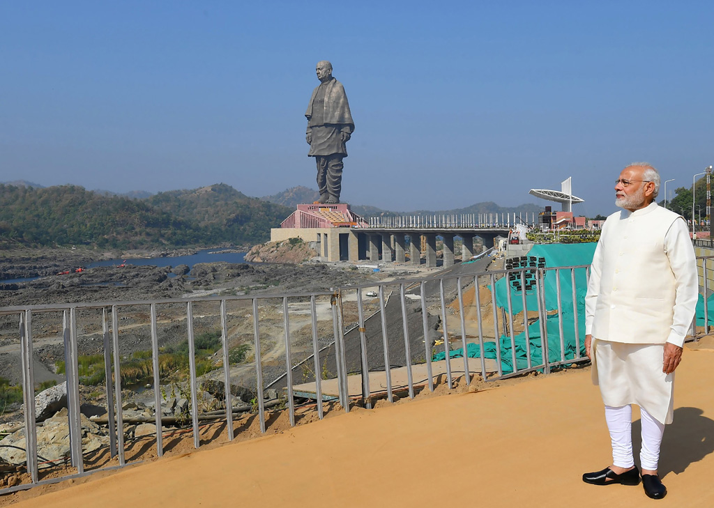 Premier Narendra Modi posietr vor den neuen Patel-Statue (Bild: PIB/AFP)