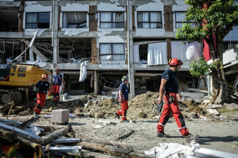 Internationale Helfer bei dem beschädigten Mercure Hotel in der indonesischen Stadt Palu