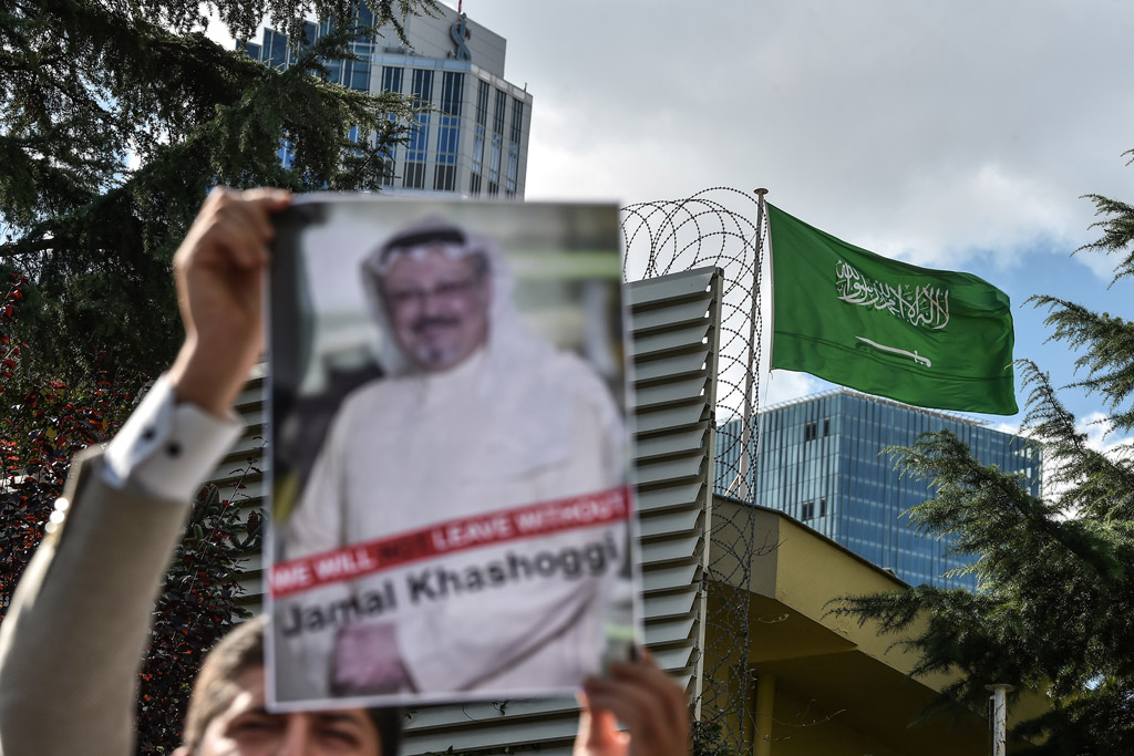Demonstrant am 5.10.2018 mit einem Bild des in Istanbul verschwundenen saudischen Journalisten Jamal Khashoggi