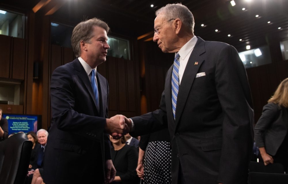 Kavanaugh mit dem republikanischem US-Senator und Vorsitzenden des Justizausschusses Chuck Grassley