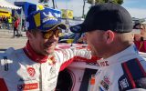 Weltmeister unter sich: Sébastien Loeb nimmt Gratulationen von Petter Solberg entgegen. Solberg ist dieses Wochenende den neuen Polo R5 gefahren und dritter in der WRC2-Kategorie geworden (Bild: Katrin Margraff/BRF)