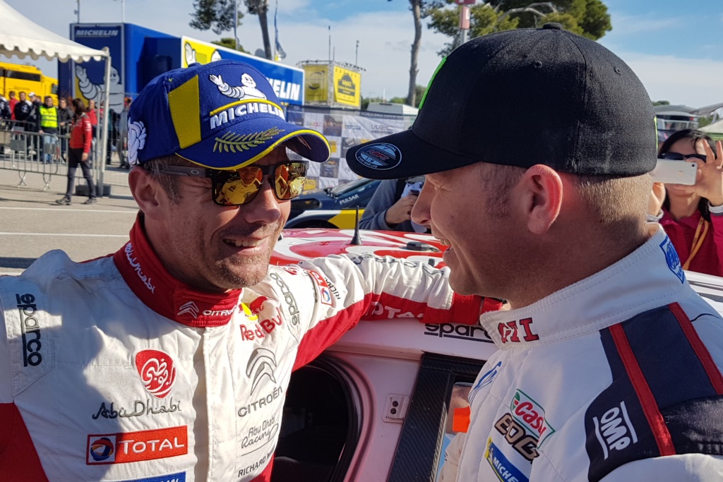 Weltmeister unter sich: Sébastien Loeb nimmt Gratulationen von Petter Solberg entgegen. Solberg ist dieses Wochenende den neuen Polo R5 gefahren und dritter in der WRC2-Kategorie geworden (Bild: Katrin Margraff/BRF)