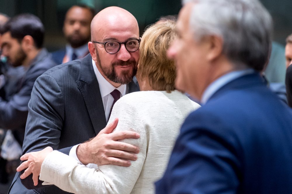 Premier Charles Michel begrüßt Kanzlerin Merkel auf dem EU-Gipfel (Bild: Danny Gys/Pool/Belga)