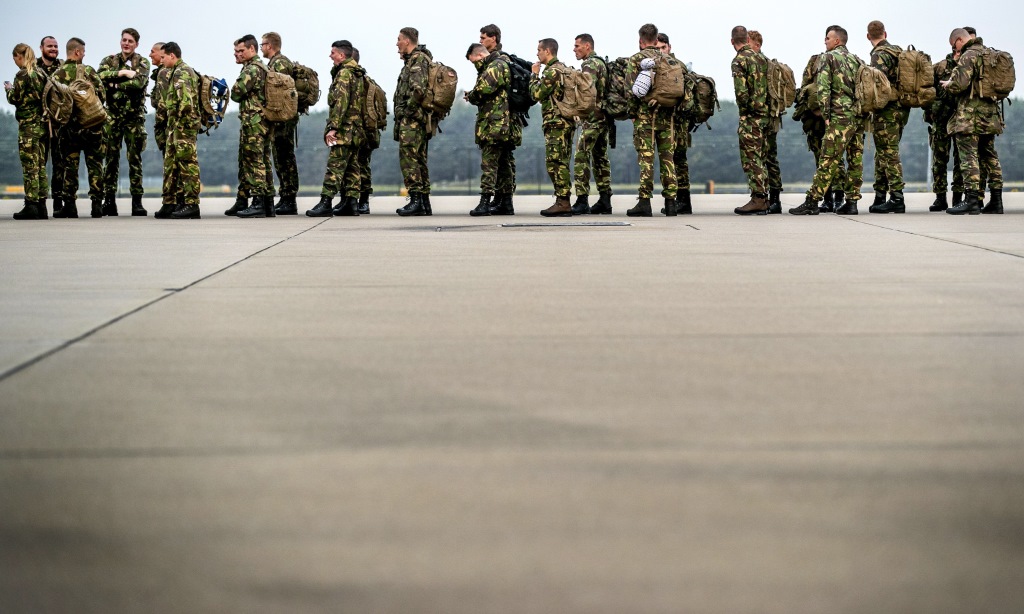 Niederländische Soldaten kurz vor dem Abflug nach Norwegen