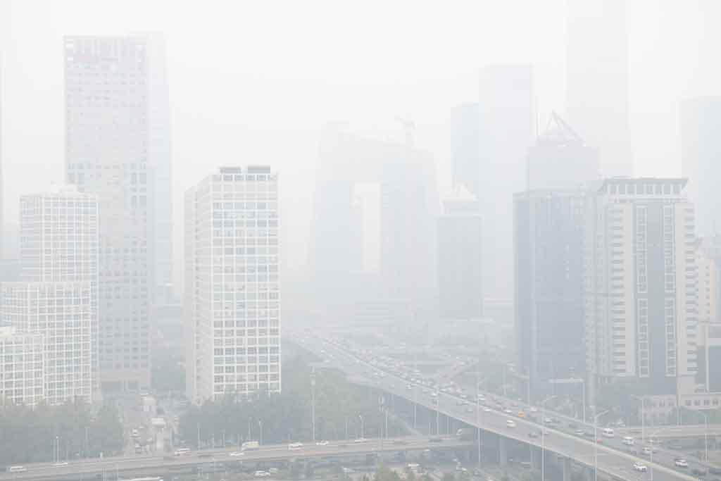 Man sieht die Hand vor Augen nicht: Peking im Smog (Foto: Nicolas Asfouri, AFP)