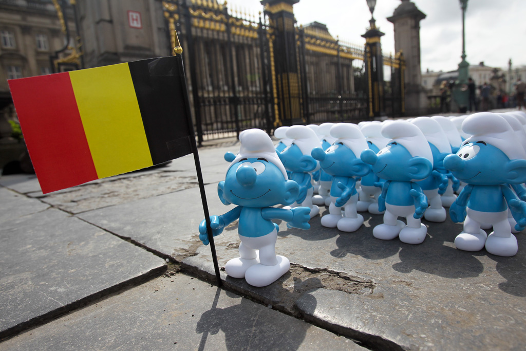 Die Schlümpfe vor dem Königlichen Palast von Brüssel (Bild: Virginie Lefour/Belga)