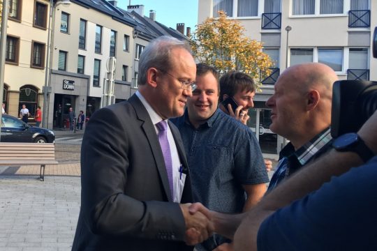 Der neue Bürgermeister von St. Vith, Herbert Grommes, nimmt die ersten Glückwünsche entgegen (Bild: Raffaela Schaus/BRF)