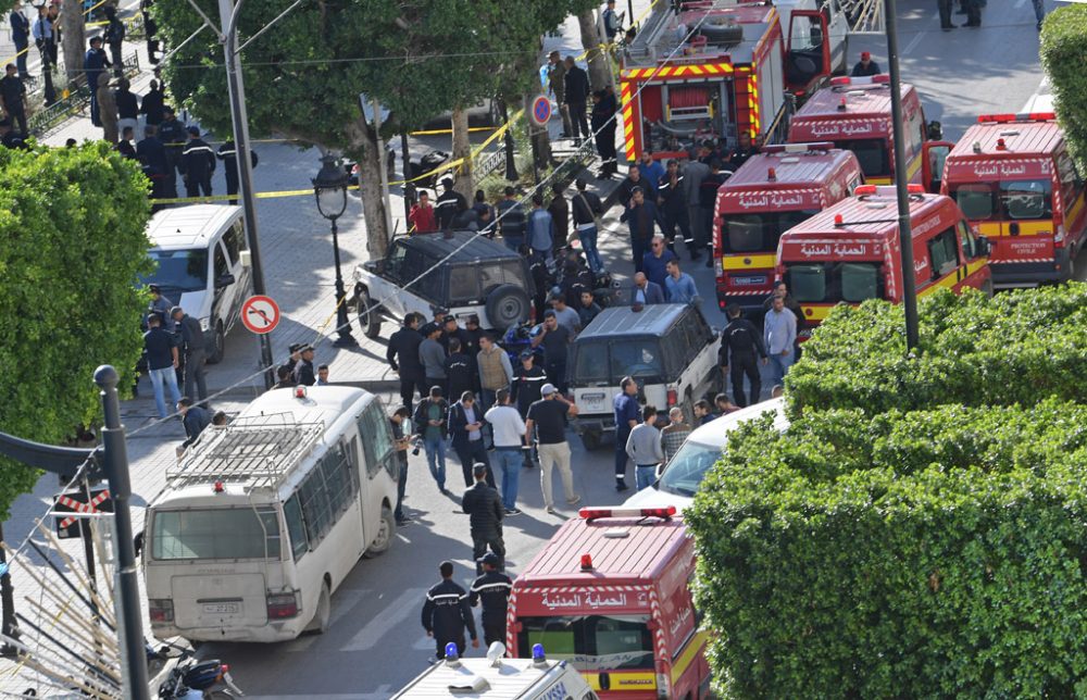 Selbstmordanschlag in Tunis am 29.10.2018 - Polizisten und Feuerwehrleute vor Ort