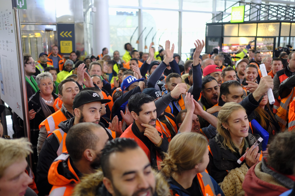 Mitarbeiter anderer Unternehmen am Flughafen bekunden ihre Solidarität mit den Beschäftigten von Aviapartner