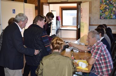Im Wahlbüro Nr. 14 in Born (Gemeinde Amel) lief bis in den späten Vormittag hinein alles wie am Schnürchen (Bild: Stephan Pesch/BRF)