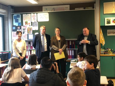 Isabelle Weykmans und Pierre-Yves Jeholet zu Besuch in Julémont (Bild: Françoise Pfeiffer/Belga)