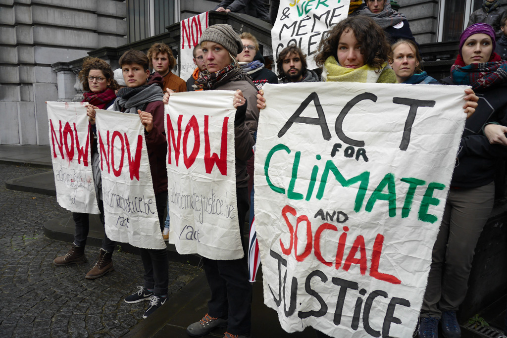 Umweltaktivisten im Hof des Brüsseler Parlamentes