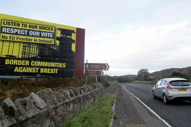 No-Brexit-Plakat an der Grenze zwischen Irland und Nordirland