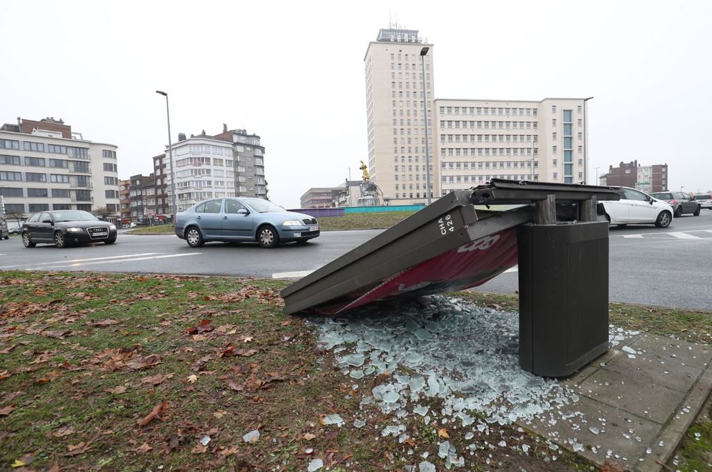 "Gelbwesten" zerstören Werbetafel in Charleroi (Bild: Virginie Lefour/Belga)