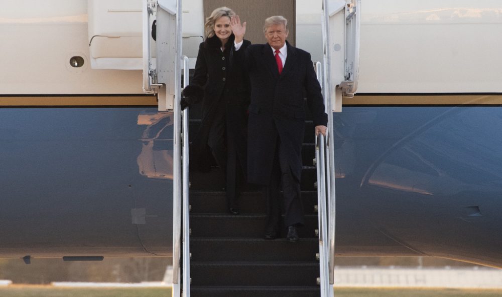 Cindy Hyde-Smith und US-Präsident Donald Trump am 26. November in Tupelo (Bild: Jim Watson/AFP)