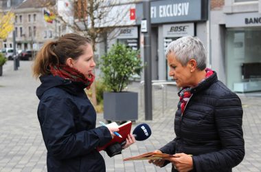 BRF-Reporterin Lena Orban und Andrée Leffin vom Eupener Altweiberkomitee (Bild: Raffau Roncaletti/BRF)