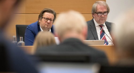 Der Präsident und der Geschäftsführer der Pro League, Marc Coucke und Pierre François vor Abgeordneten der Kammer