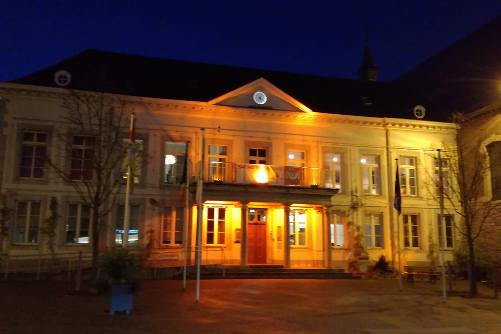 Das Eupener Rathaus wird im Rahmen der Aktion gegen Gewalt an Frauen orange angestrahlt