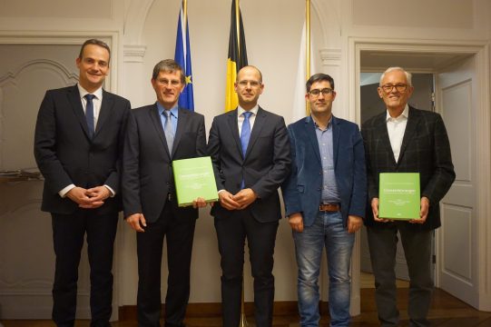 Ministerpräsident Oliver Paasch mit den Historikern Carlo Lejeune, Peter M. Quadflieg und Christoph Brüll und Grenzecho-Herausgeber Ernst Thomessen (v.l.n.r.). (Bild: Stephan Pesch)