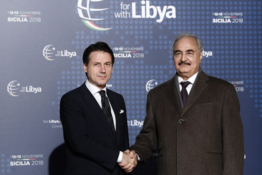 Italiens Premier Giudeppe Conte (l.) empfängt den Chef der selbsternannten libyschen Armee (LNA), Khalifa Hafter (Bild: Filippo Monteforte/AFP)