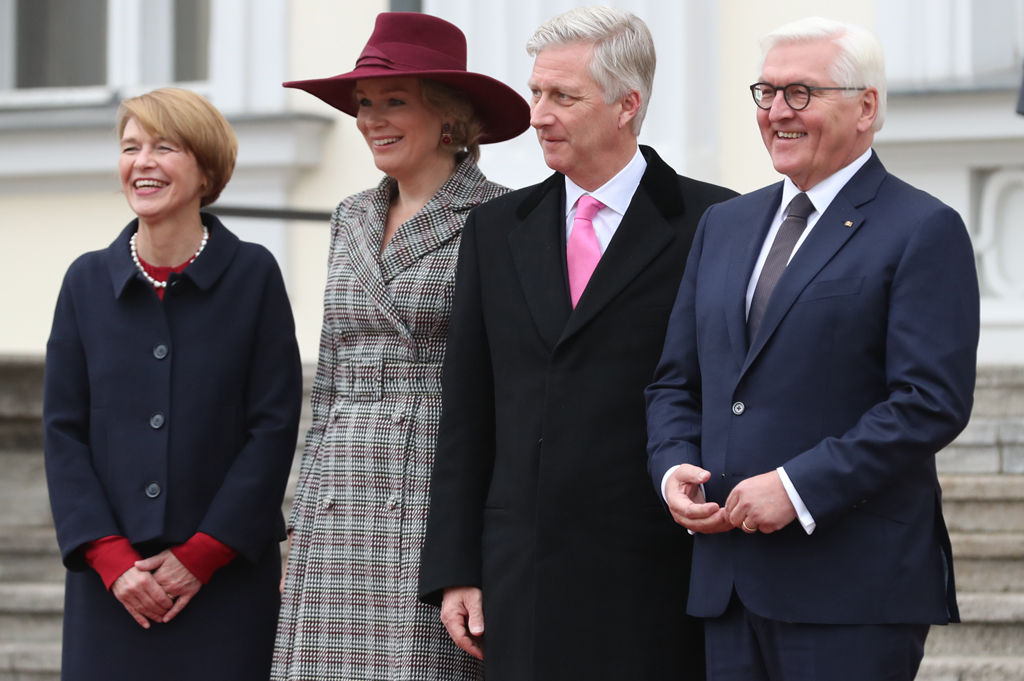 Elke Büdenbender, Ehefrau von Frank-Walter Steinmeier, Königin Mathilde, König Philippe und Frank-Walter Steinmeier in Berlin (Bild: Benoit Doppagne/AFP)