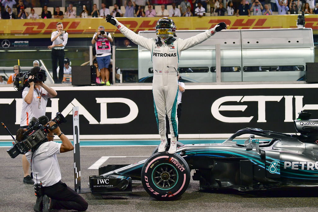 Lewis Hamilton sichert sich Pole Position am 24.11.2018 und ist in Feierlaune