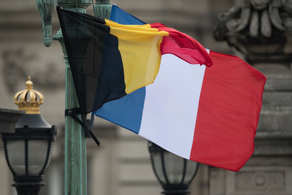 Die belgische und die französische Flagge am 19.11.2018 auf der Place des Palais in Brüssel
