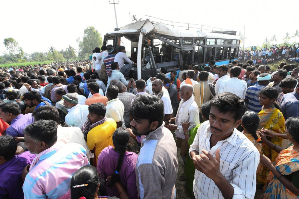 Nach Busunglück nahe Pandavapura im südwestindischen Bundesstaat Karnataka: Dorfbewohner versammeln sich am 4.11.2018 vor dem Bus