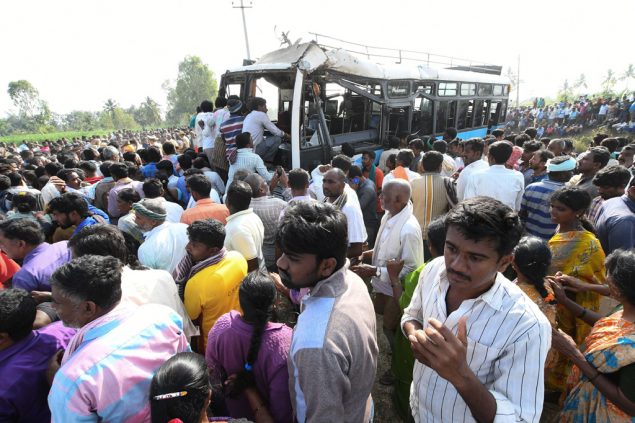 Nach Busunglück nahe Pandavapura im südwestindischen Bundesstaat Karnataka: Dorfbewohner versammeln sich am 4.11.2018 vor dem Bus