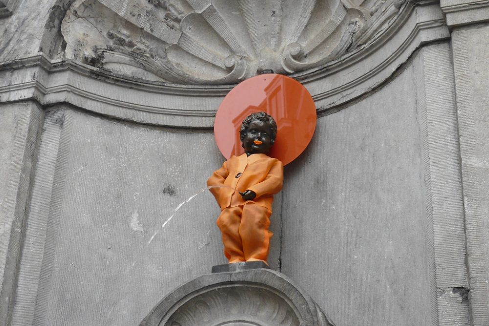 Manneken Pis zum Welttag gegen Gewalt an Frauen in orange