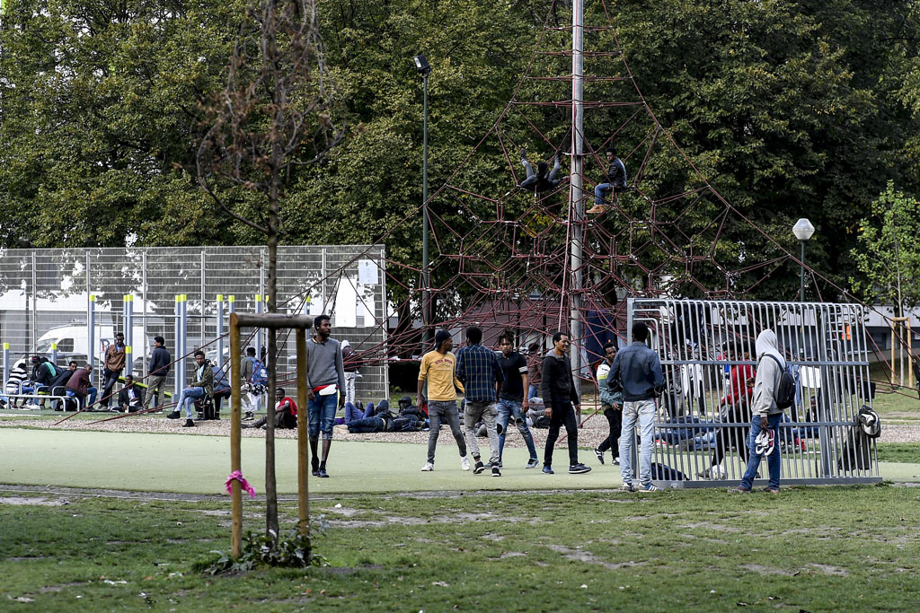 Flüchtlinge im Maximilianpark in Brüssel (Bild: Dirk Waem/Belga)
