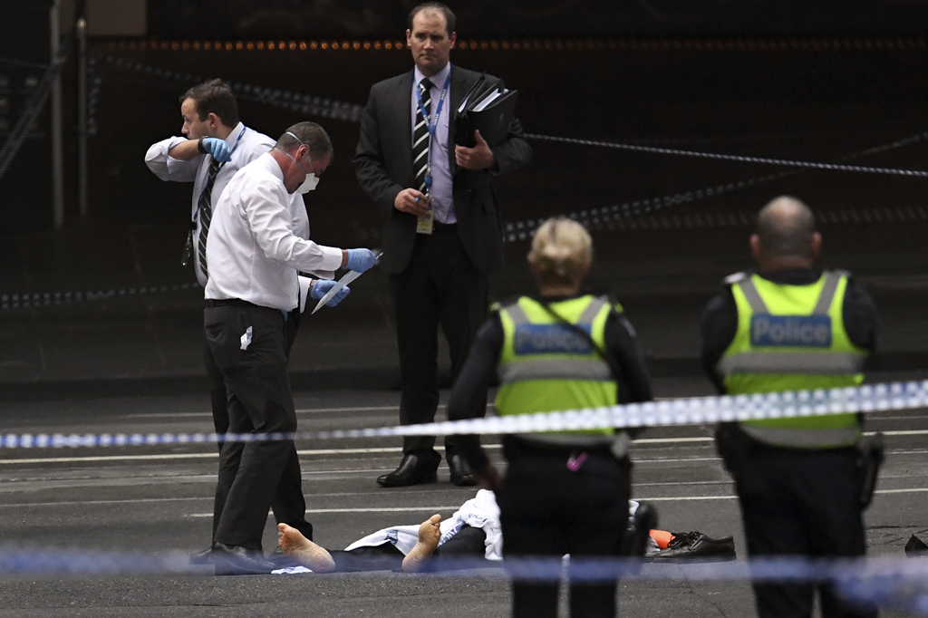 Messerangriff am 9.11.2018 in Melbourne - Polizisten untersuchen Leiche am Tatort