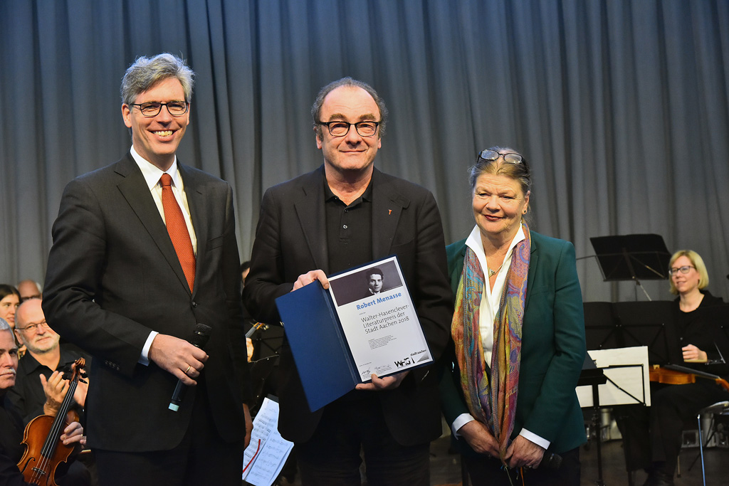 Robert Menasse (M.) mit Walter-Hasenclever-Preis ausgezeichnet