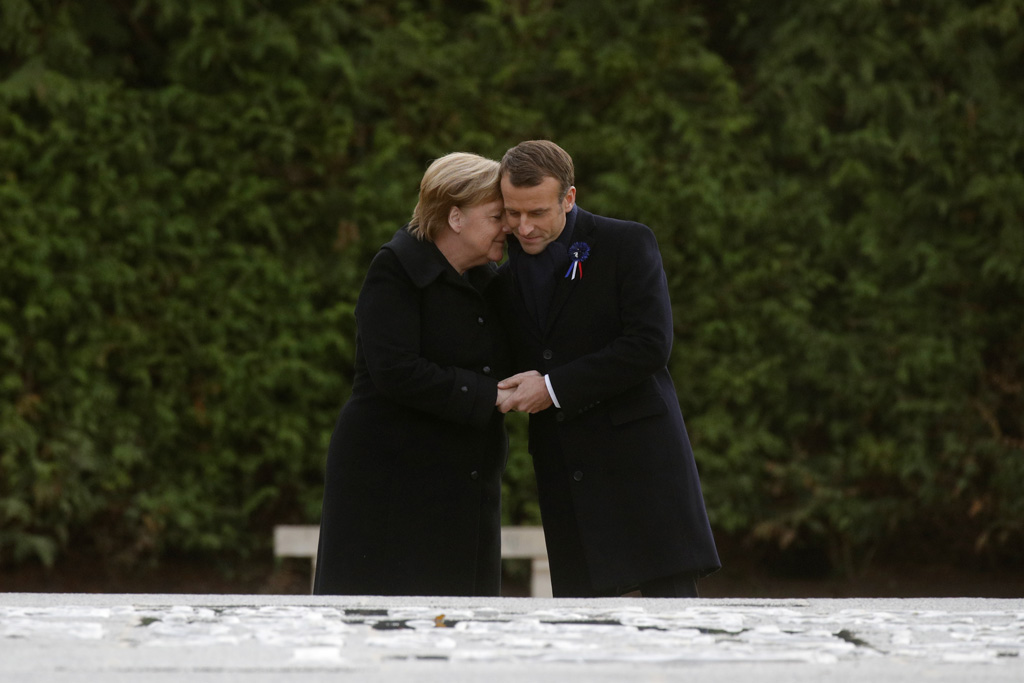 Angela Merkel und Emmanuel Macron bei der Gedenkzeremonie zum Ende des Ersten Weltkriegs am 10.11. in Compiègne (Bild: Philippe Wojazer/AFP)