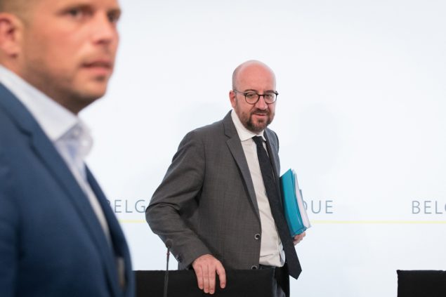 Premier Michel (r.) und Staatssekretär Francken