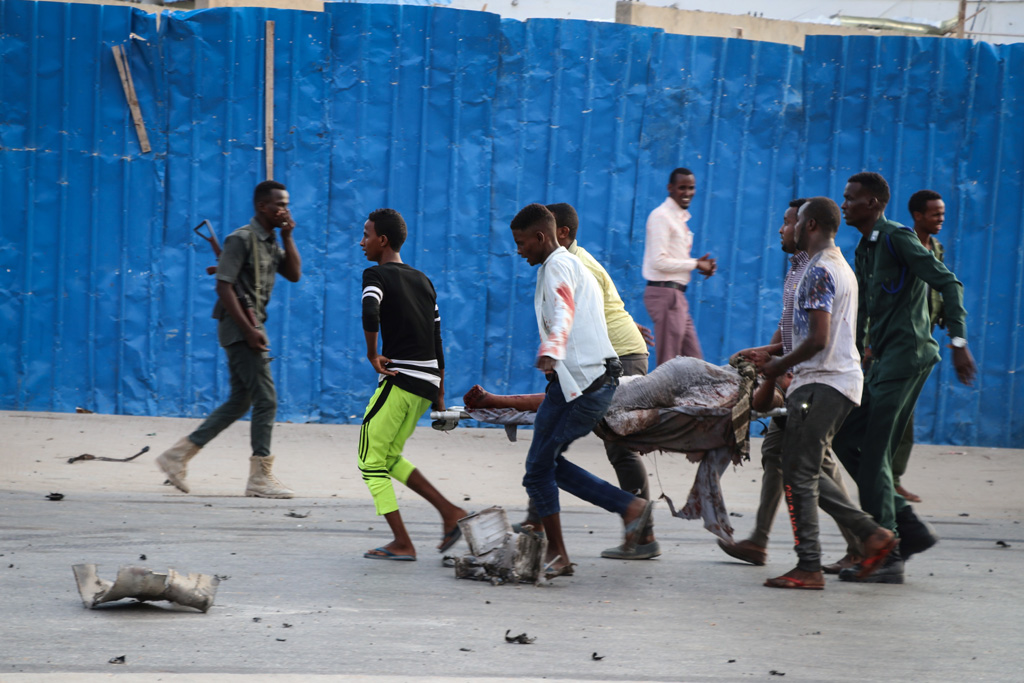 Anschlag am 9.11.2018 in der somalischen Hauptstadt Mogadischu: Menschen retten Verletzte