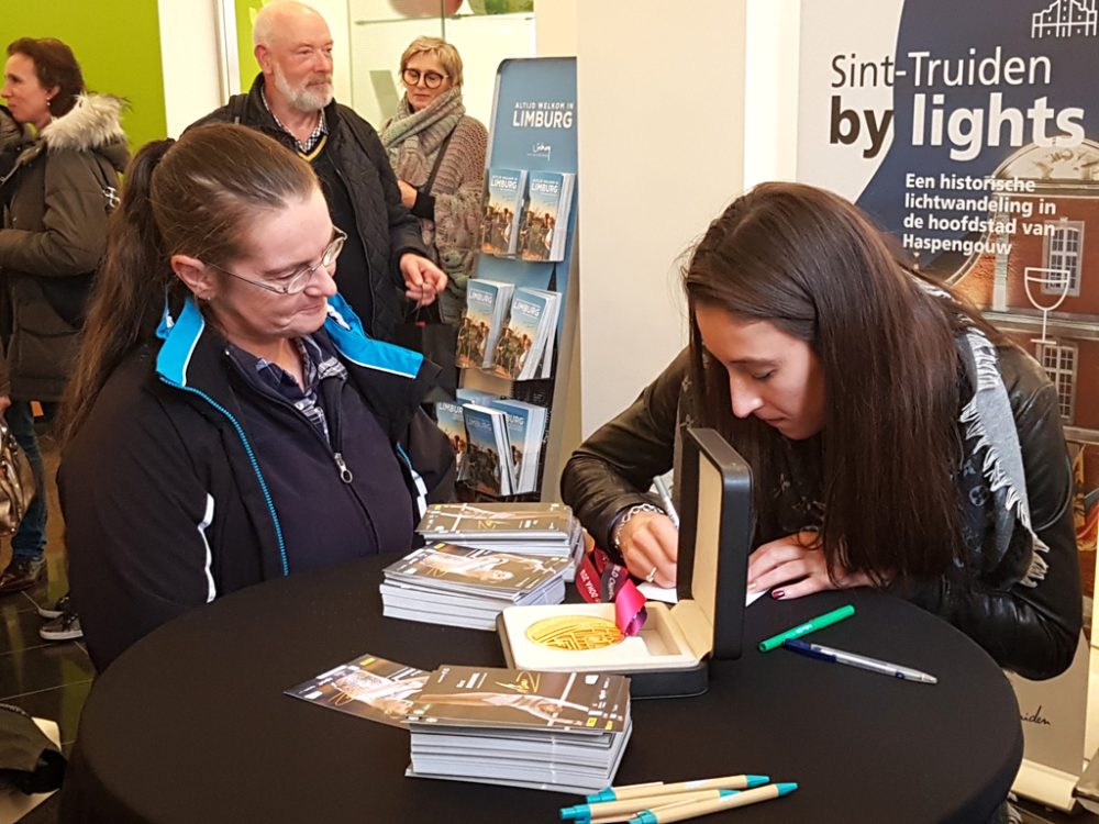 Autogrammstunde mit Turnweltmeisterin Nina Derwael am 10. November in ihrer Heimatstadt Sint Truiden (Bild: Christophe Ramjoie/BRF)