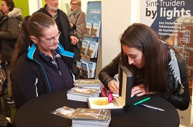 Autogrammstunde mit Turnweltmeisterin Nina Derwael am 10. November in ihrer Heimatstadt Sint Truiden (Bild: Christophe Ramjoie/BRF)