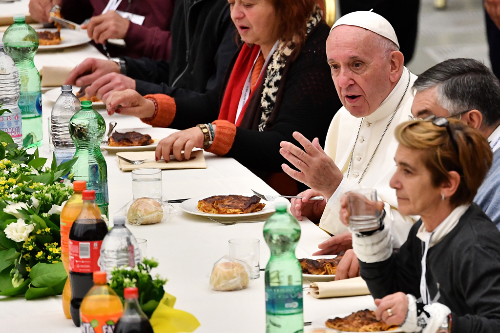 Welttag der Armen: Papst ruft zu Solidarität auf und isst mit Bedürftigen