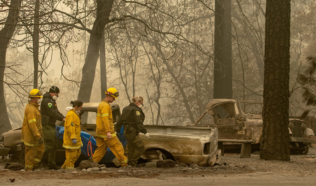Rettungskräfte im Einsatz wegen der schweren Waldbrände in Kalifornien
