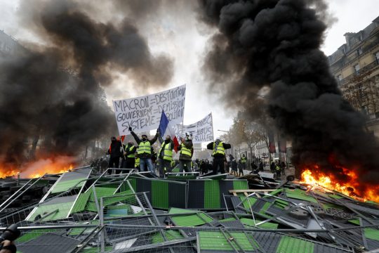 Protest der Gilets Jaunes am 24.11.2018 in der Nähe des Arc de Triomphe artet aus