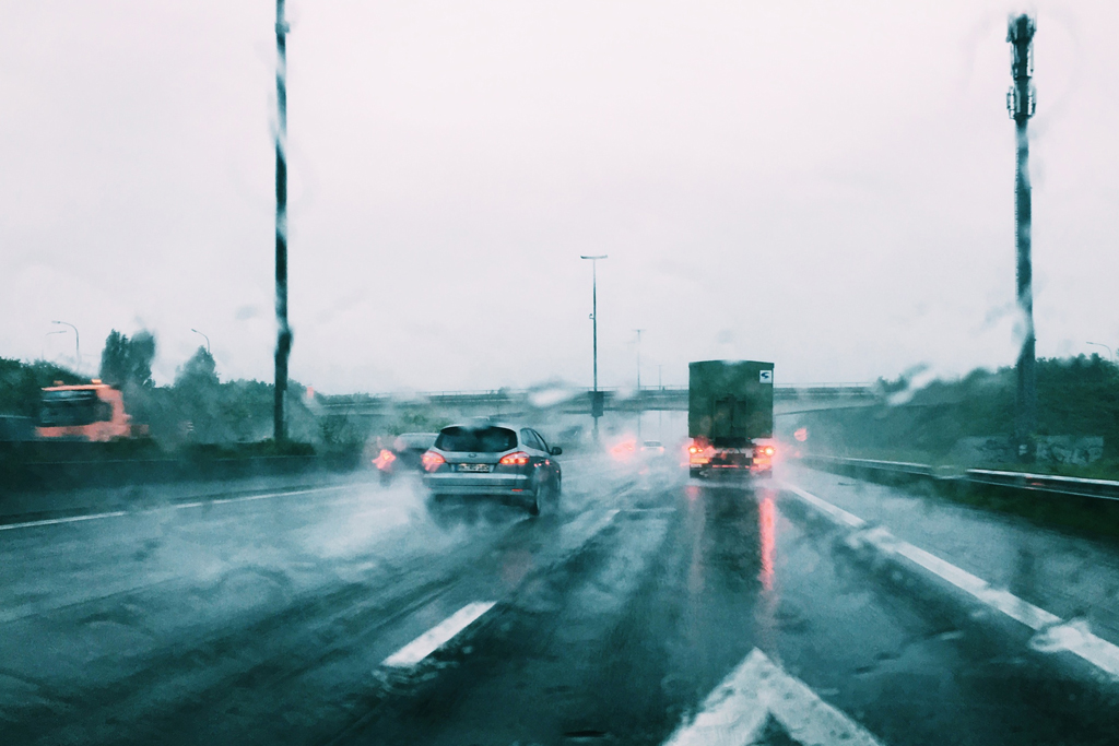Überholverbot: Bei Regen müssen LKW auf den belgischen Autobahnen auf der rechten Spur bleiben