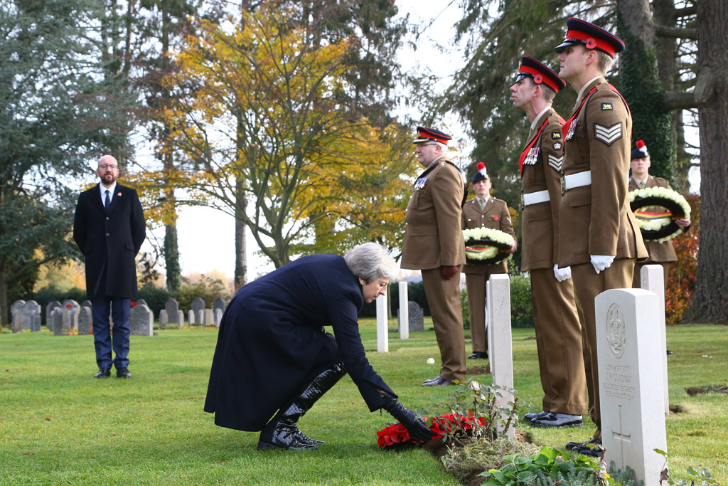 Charles Michel und Theresa May am 9.11.2018 vor dem Grab von John Parr auf dem Soldatenfriedhof von Saint-Symphorien in der Nähe von Mons