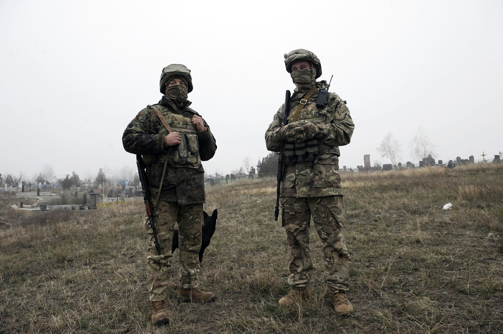 Ukrainische Soldaten stehen Wache am Asowschen Meer nahe Mariupol (Bild: Sega Volskii/AFP)